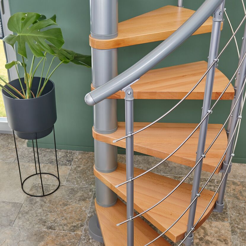 Wendeltreppe Oslo mit grauen Metallteilen und Holzstufen