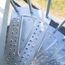 Metallstufen einer Wendeltreppe im Freien