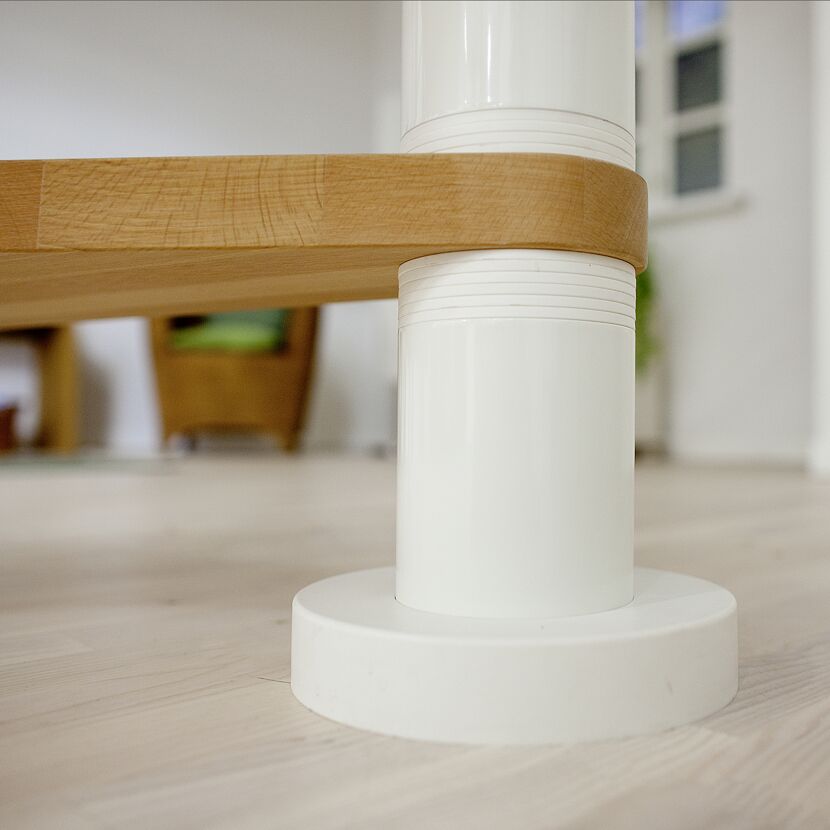 Detailansicht der weissen Spindel und des Buchenholztrittstufen