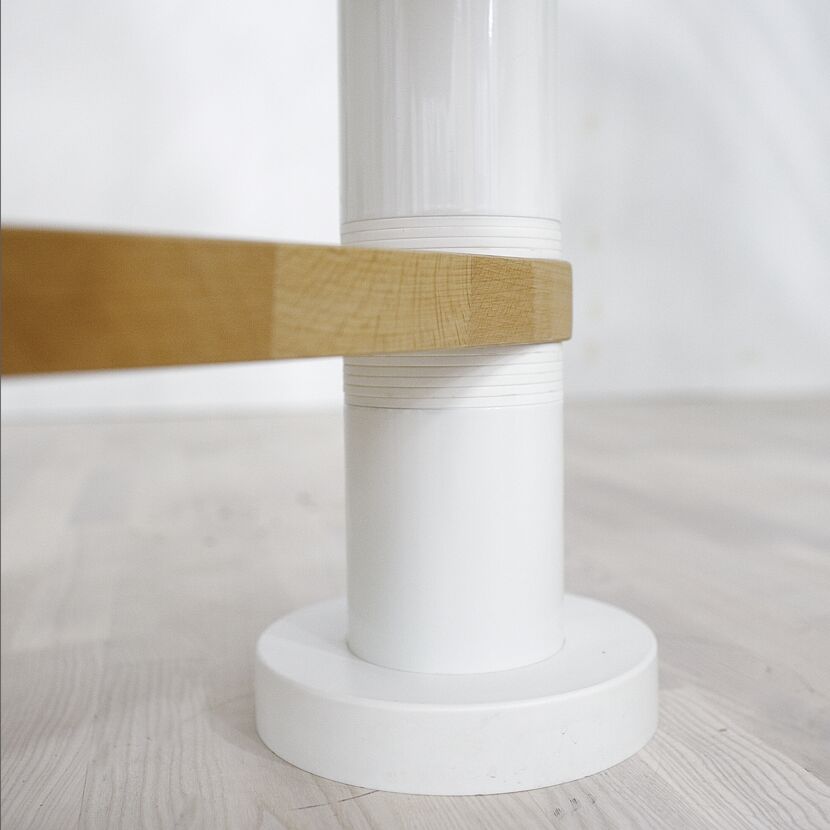 Detailansicht des unteren Stufenendes einer Spindeltreppe.
