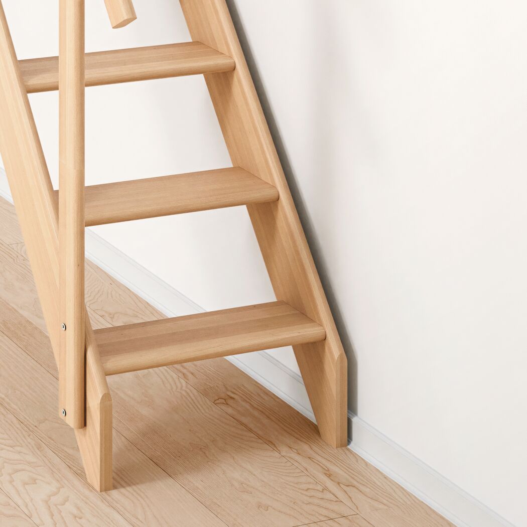 Nahaufnahme einer hölzernen Raumspartreppe