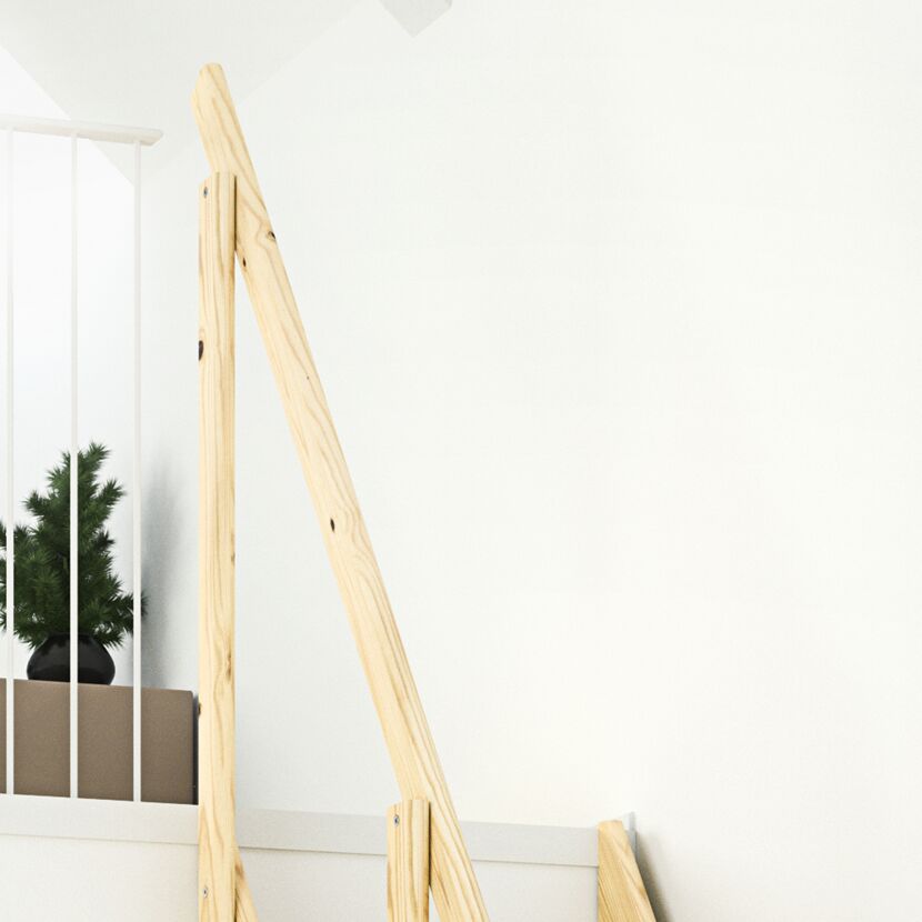 Holztreppe mit weißem Geländer