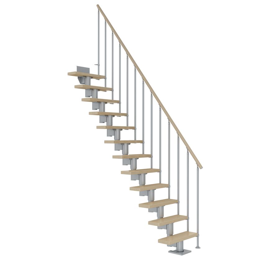 Holztreppe mit silbernem Geländer
