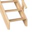 Nahaufnahme einer Holztreppe.