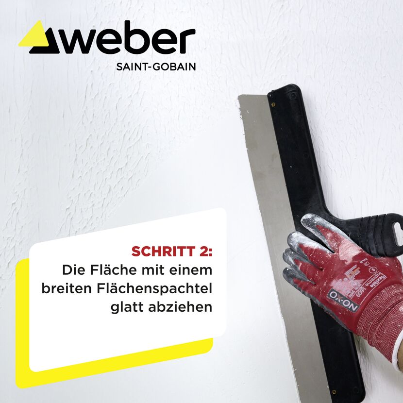 Person glättet Fläche mit Flächenspachtel