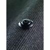 Schwarze Schraube auf schwarzem Untergrund