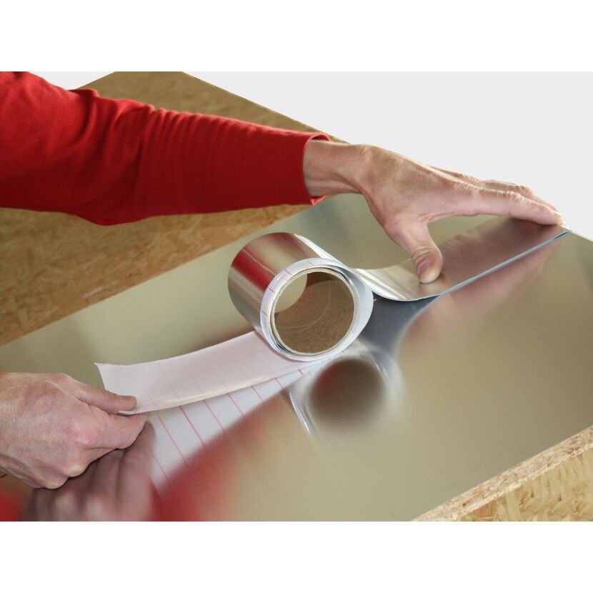 Person klebt Alu-Fix-Tape auf Metall.
