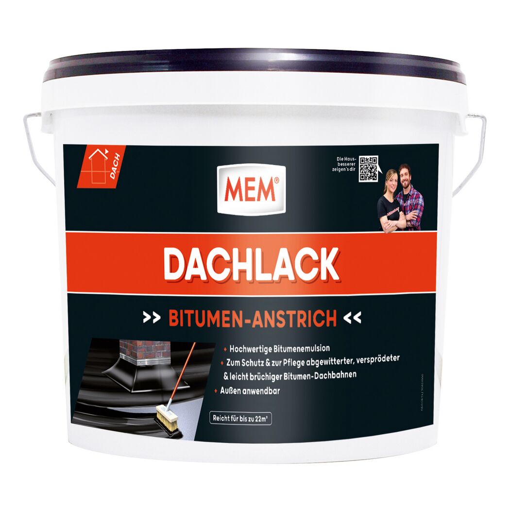 Eimer MEM Dachlack Bitumen-Anstrich, Person trägt den Anstrich mit einem Pinsel auf