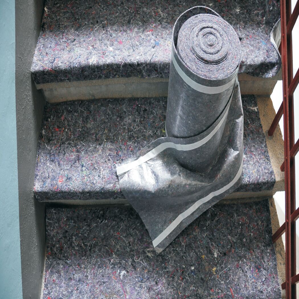 Rolle Treppenvlies auf Treppe