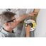 Person bringt Vario ProTape von Isover an