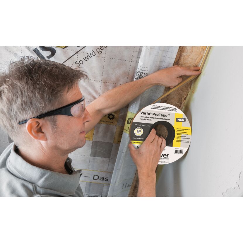 Person bringt Vario ProTape von Isover an