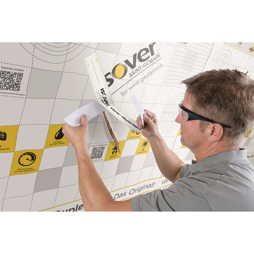 Person bringt Vario MultiTape von Isover an