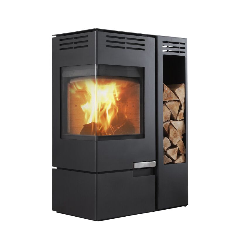 Schwarzer Kaminofen mit Feuer und Holzfach
