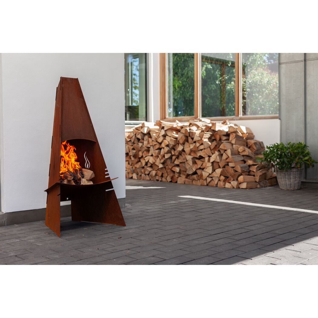 Aduro Gartenkamin mit brennendem Feuer