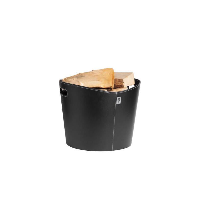 Schwarzer Lederkorb mit Brennholz