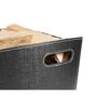 Schwarzer Holzkorb mit Brennholz