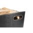 Schwarzer Holzkorb mit Brennholz