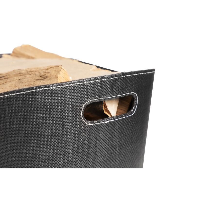 Schwarzer Holzkorb mit Brennholz