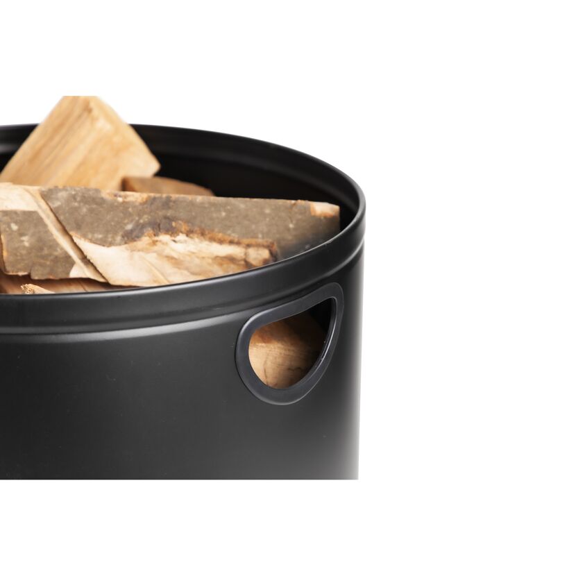 Schwarzer Ascheeimer mit Holzscheiten