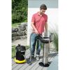 Person saugt Asche aus einem Grill mit einem Aschesauger.