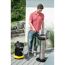 Person saugt Asche aus einem Grill mit einem Aschesauger.
