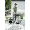 Person saugt Asche mit Kärcher Aschesauger aus Grill