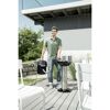 Person reinigt Grill mit Aschesauger