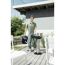 Person reinigt Grill mit Aschesauger