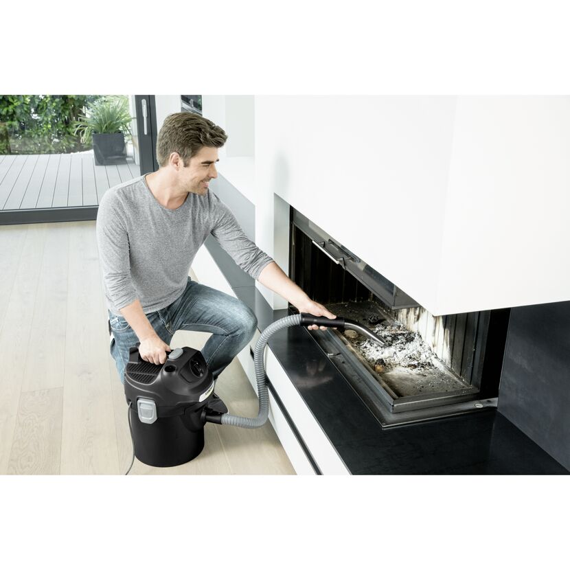 Person saugt Asche mit Kärcher Aschesauger aus Kamin