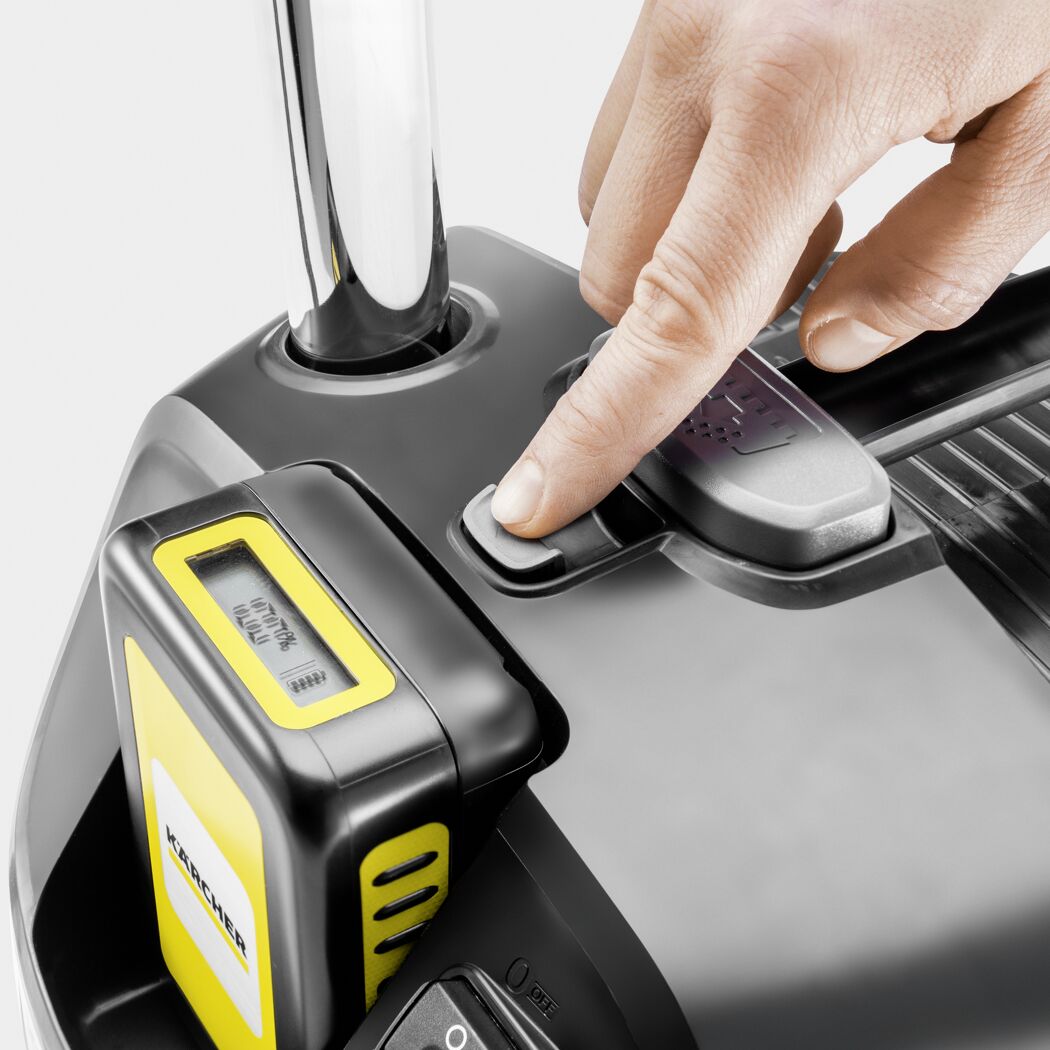 Person drückt eine Taste am Aschesauger Kärcher AD 2 Battery Set
