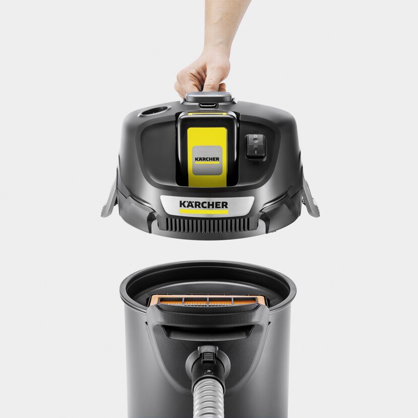 Hand hält den Motor des Kärcher Aschesaugers AD 2 Battery über den Staubbehälter