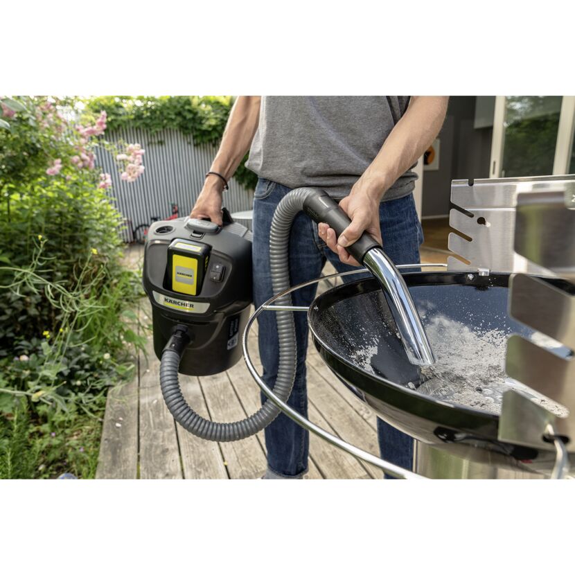 Person saugt Asche mit dem Aschesauger AD 2 Battery von Kärcher aus einem Grill.
