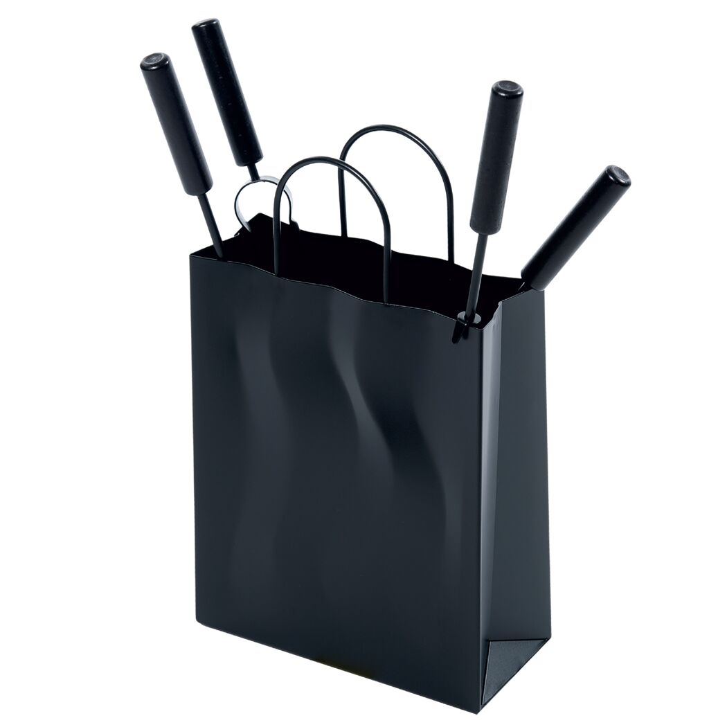 Schwarzes Kaminbesteck in einer schwarzen Tasche.