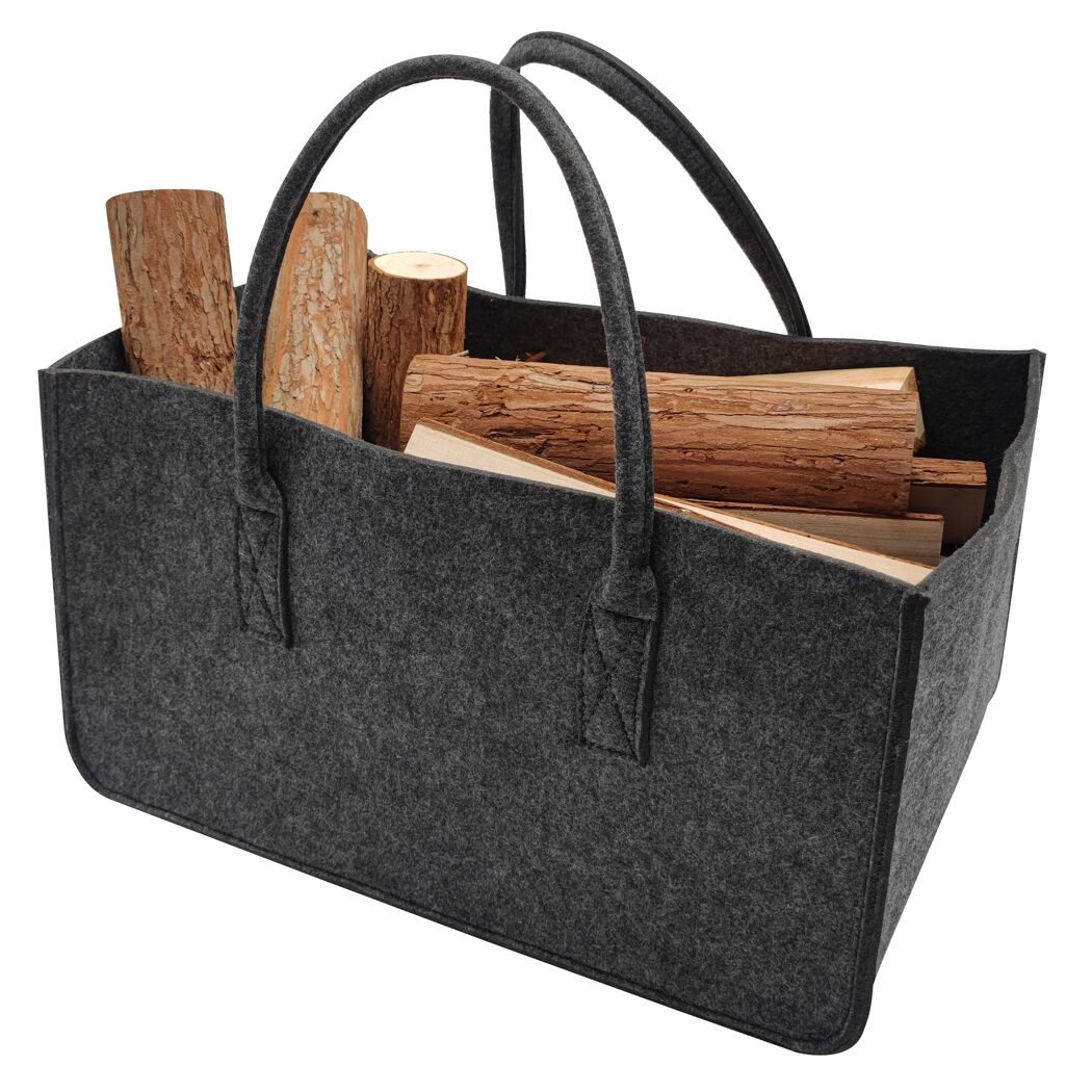 Gefüllte graue Filztasche mit Brennholz