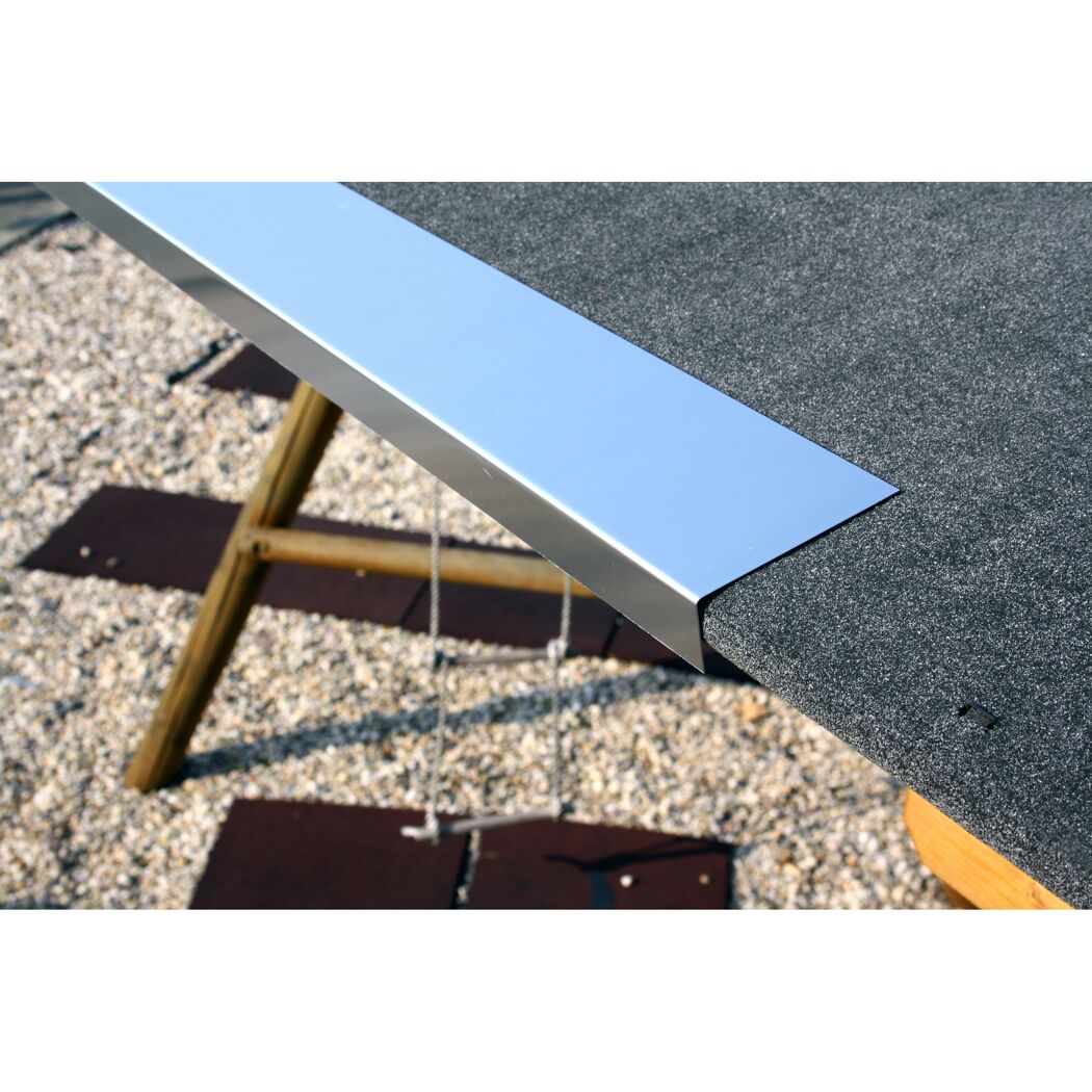 Metallwinkel auf Dachpappe
