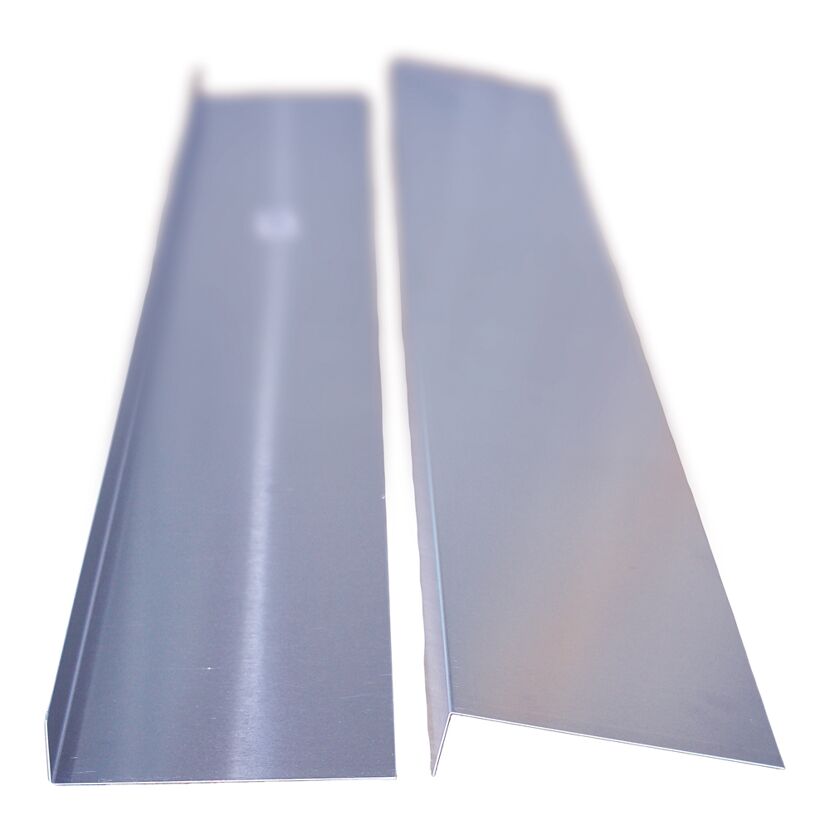 Zwei Winkelprofile aus Aluminium.