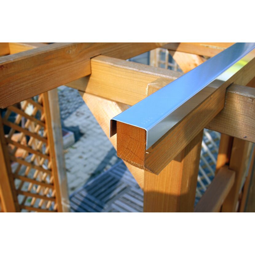 U-Profil an Holzbalken befestigt