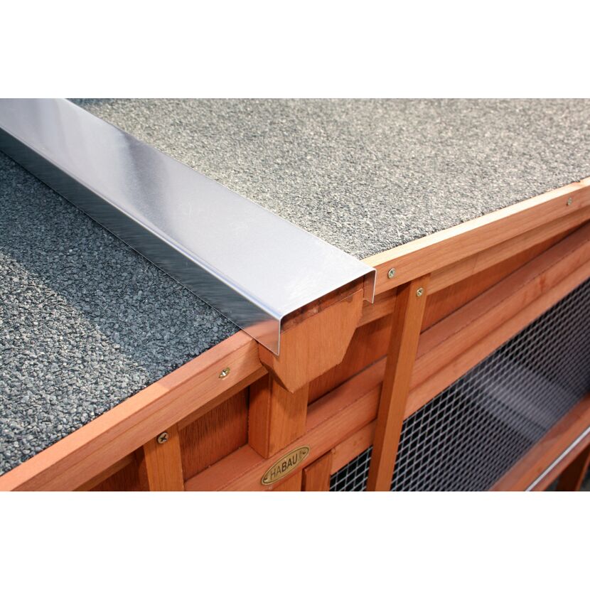 Metall-U-Profil an Hasenstall-Dach