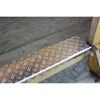 Holzstufe mit geriffeltem Metalltritt