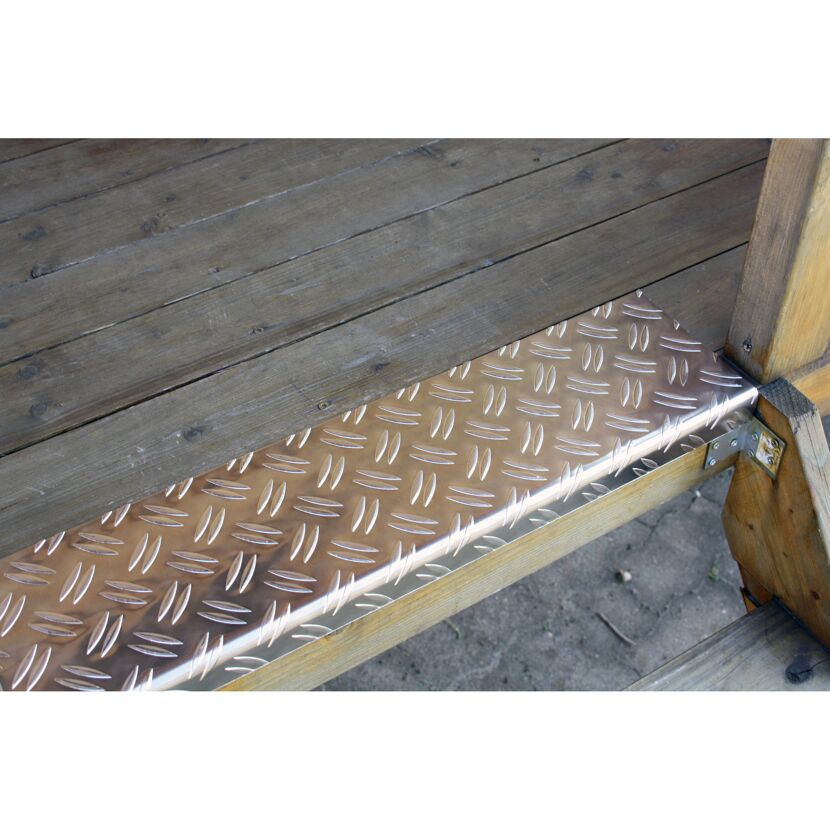 Holzstufe mit geriffeltem Metalltritt