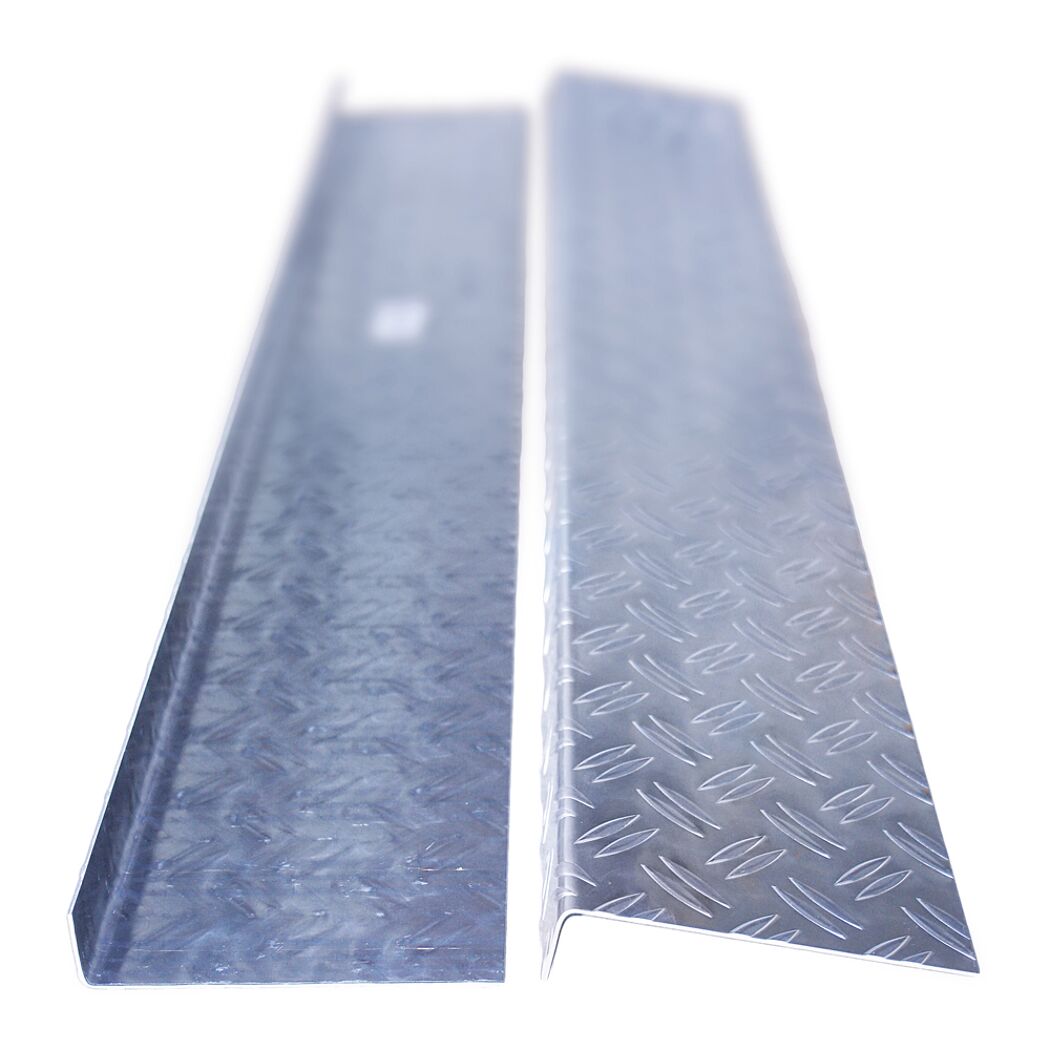 Zwei Metallprofile, eins glatt, eins geriffelt.