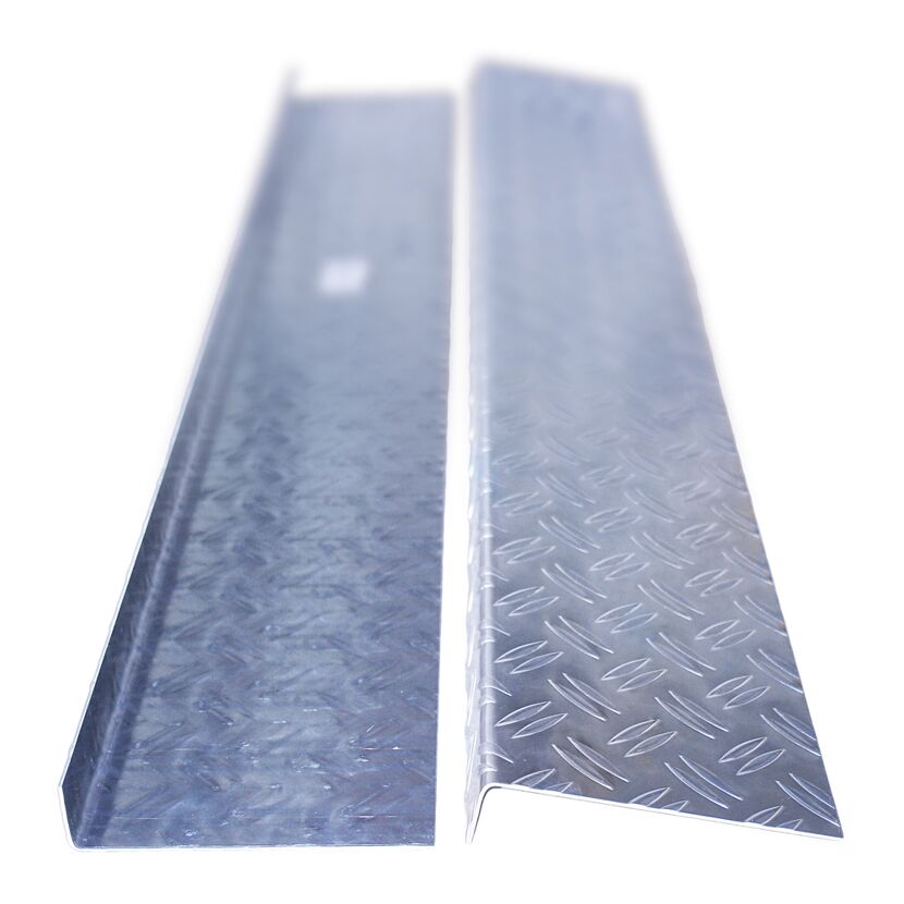 Zwei Metallprofile, eins glatt, eins geriffelt.