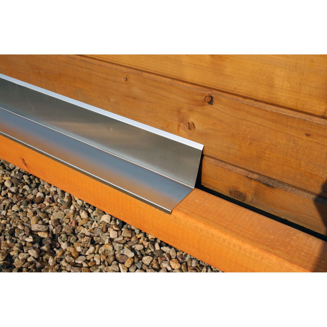 Metallisches Anschlussprofil an Holzfassade