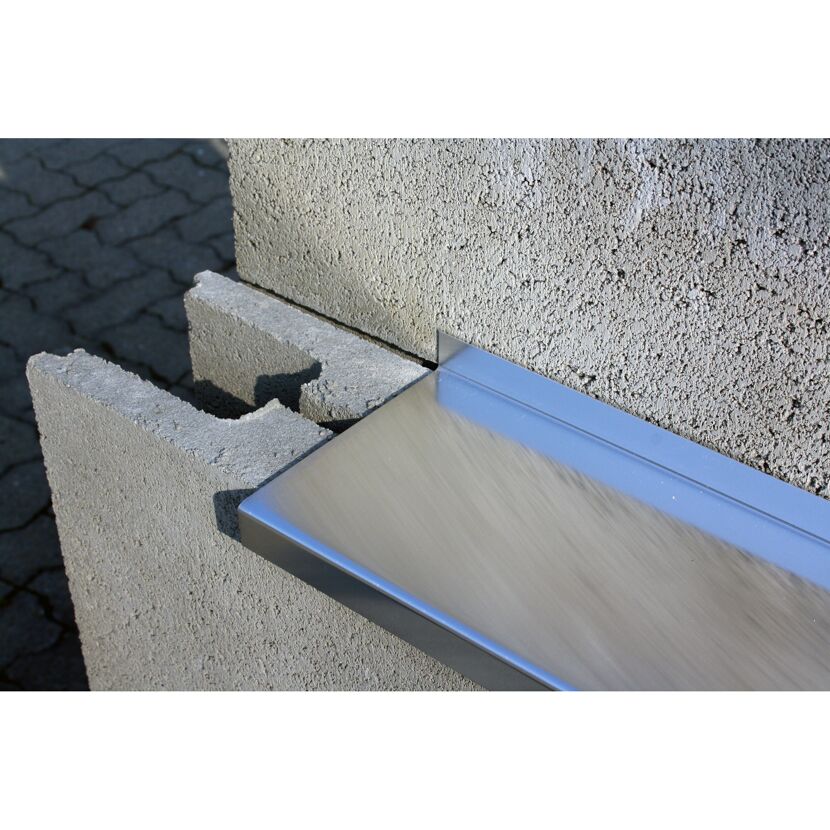 Metallprofil auf Betonmauer
