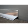 Metallisches Wandanschlussblech an Hauswand