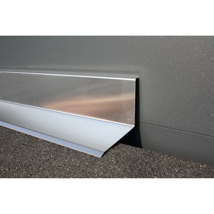 Metallisches Wandanschlussblech an Hauswand