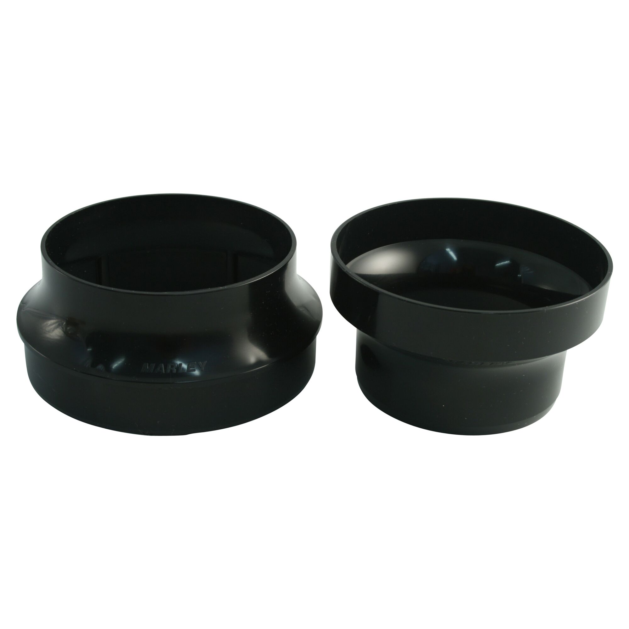 Zwei schwarze Marley Regensammleranschlüsse