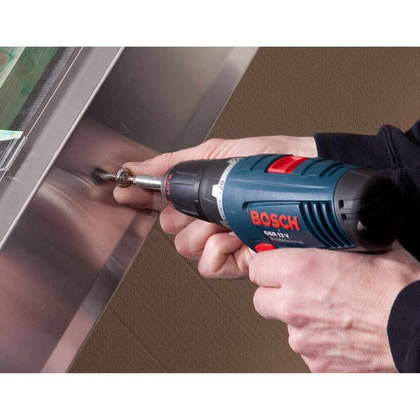 Person schraubt mit einem Bosch Akkuschrauber eine Schraube in Metall.