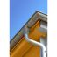 Fallrohrbogen aus Aluminium an gelber Hauswand
