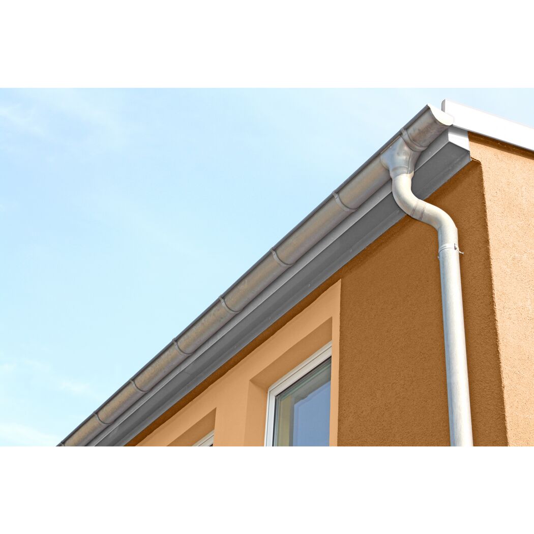 Regenrinne aus Aluminium an Hauswand